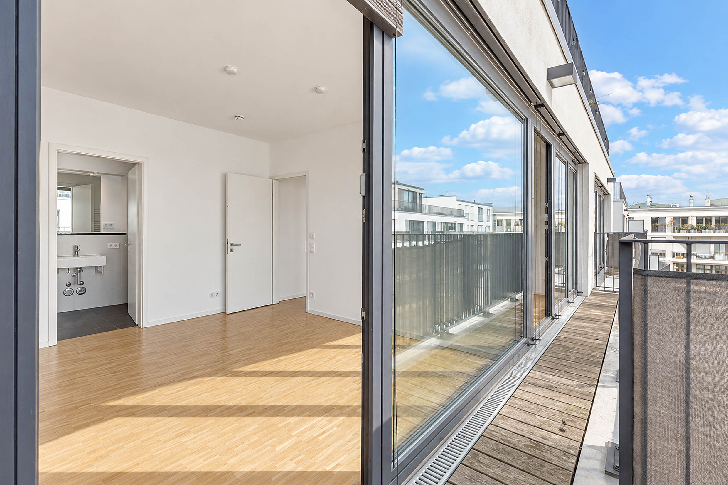 einzugsbereite frisch renovierte 3 Zimmer Neubauwohnung in Berlin Mitte in The Mile