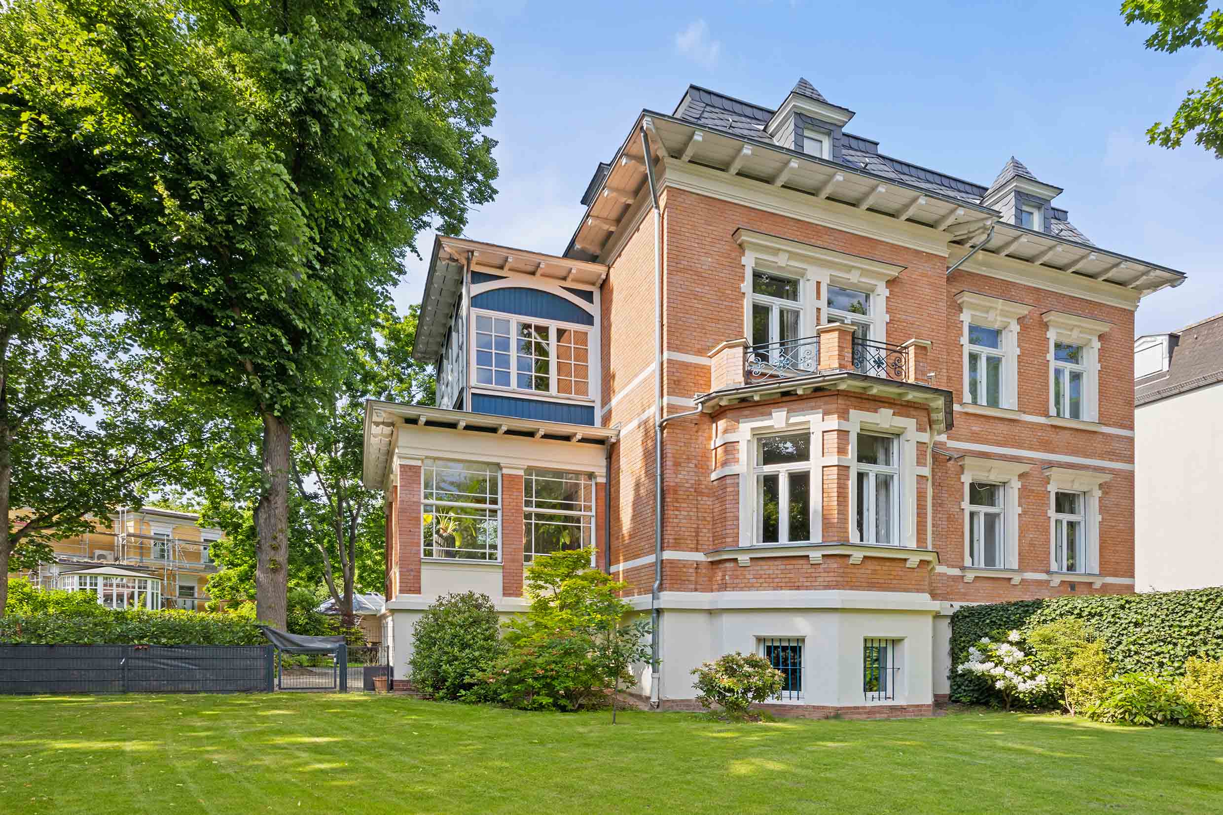 Traditionally Villa in Lichterfelde with beautiful garden and covered terrace space. state of the art chefs kitchen