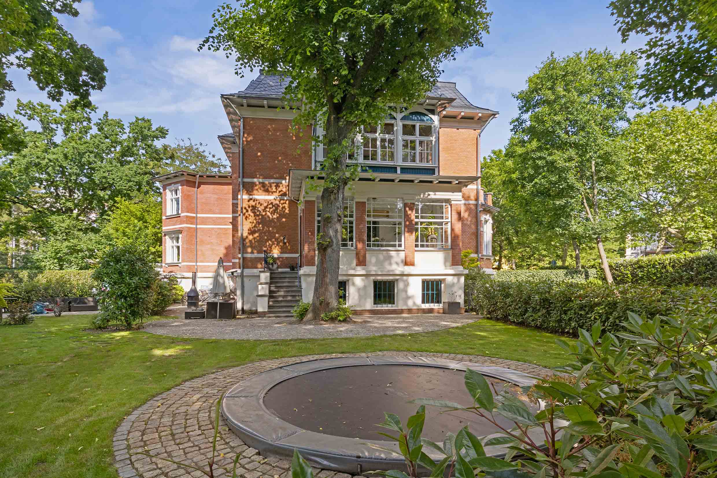 Traditionally Villa in Lichterfelde with beautiful garden and covered terrace space. state of the art chefs kitchen