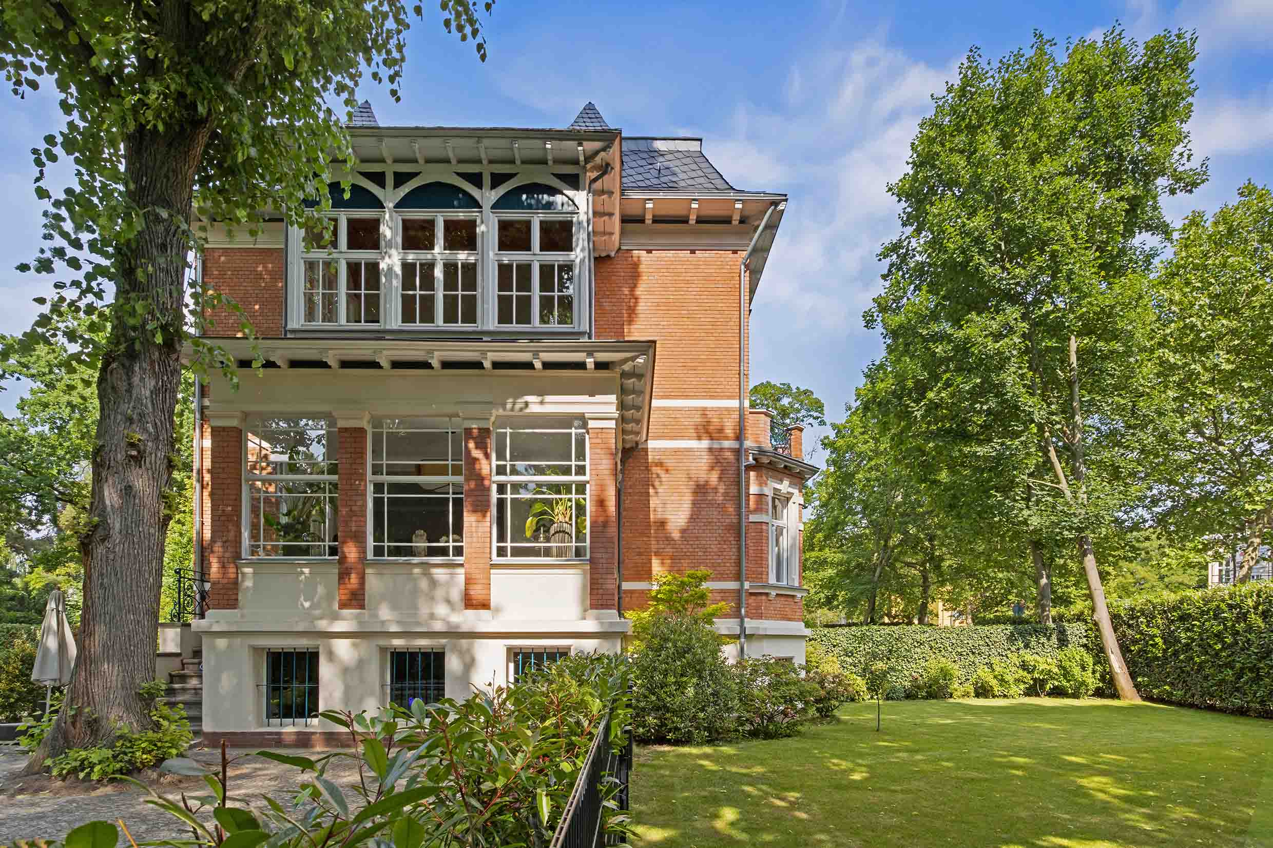 Traditionally Villa in Lichterfelde with beautiful garden and covered terrace space. state of the art chefs kitchen