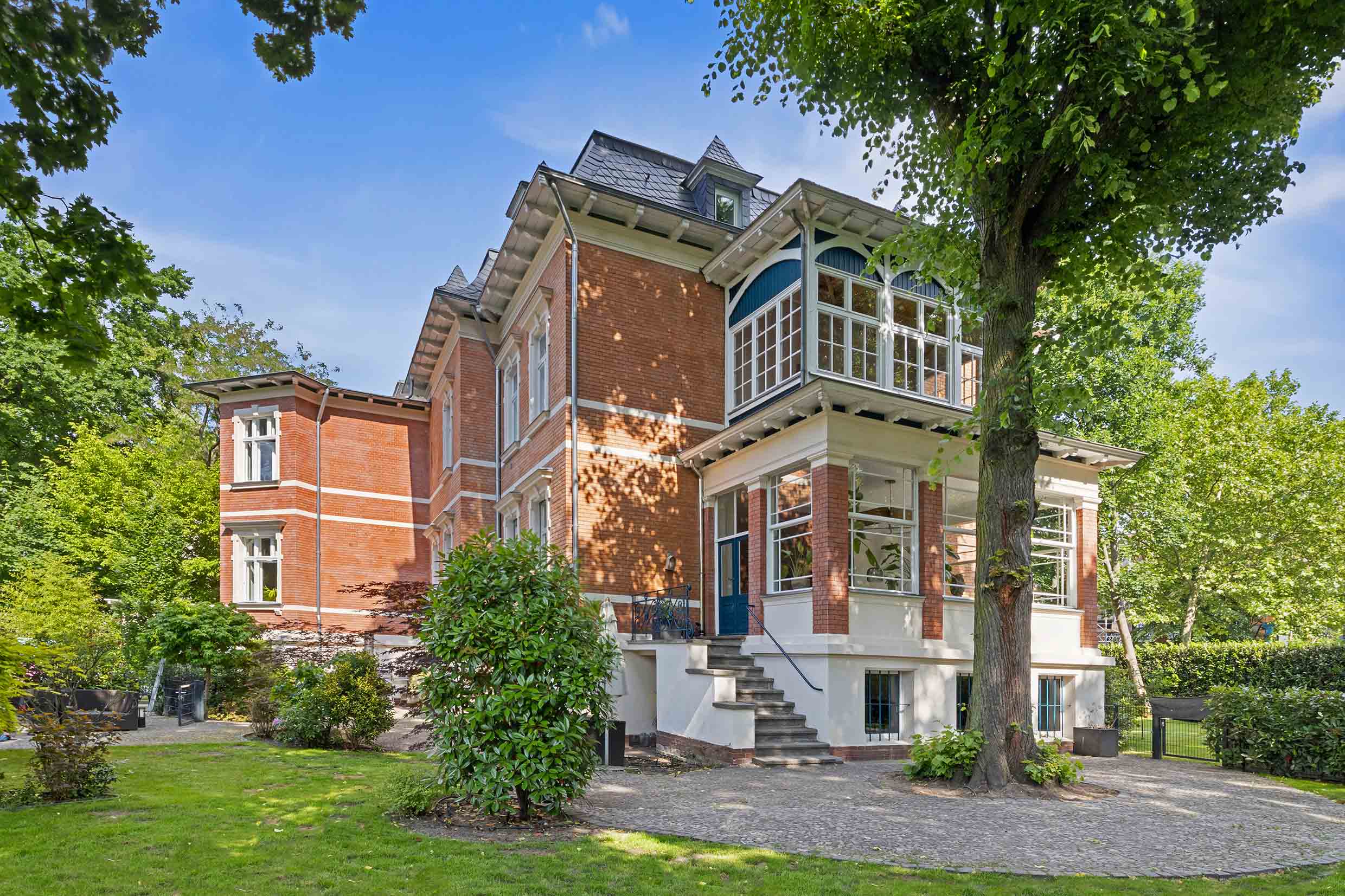 Traditionally Villa in Lichterfelde with beautiful garden and covered terrace space. state of the art chefs kitchen