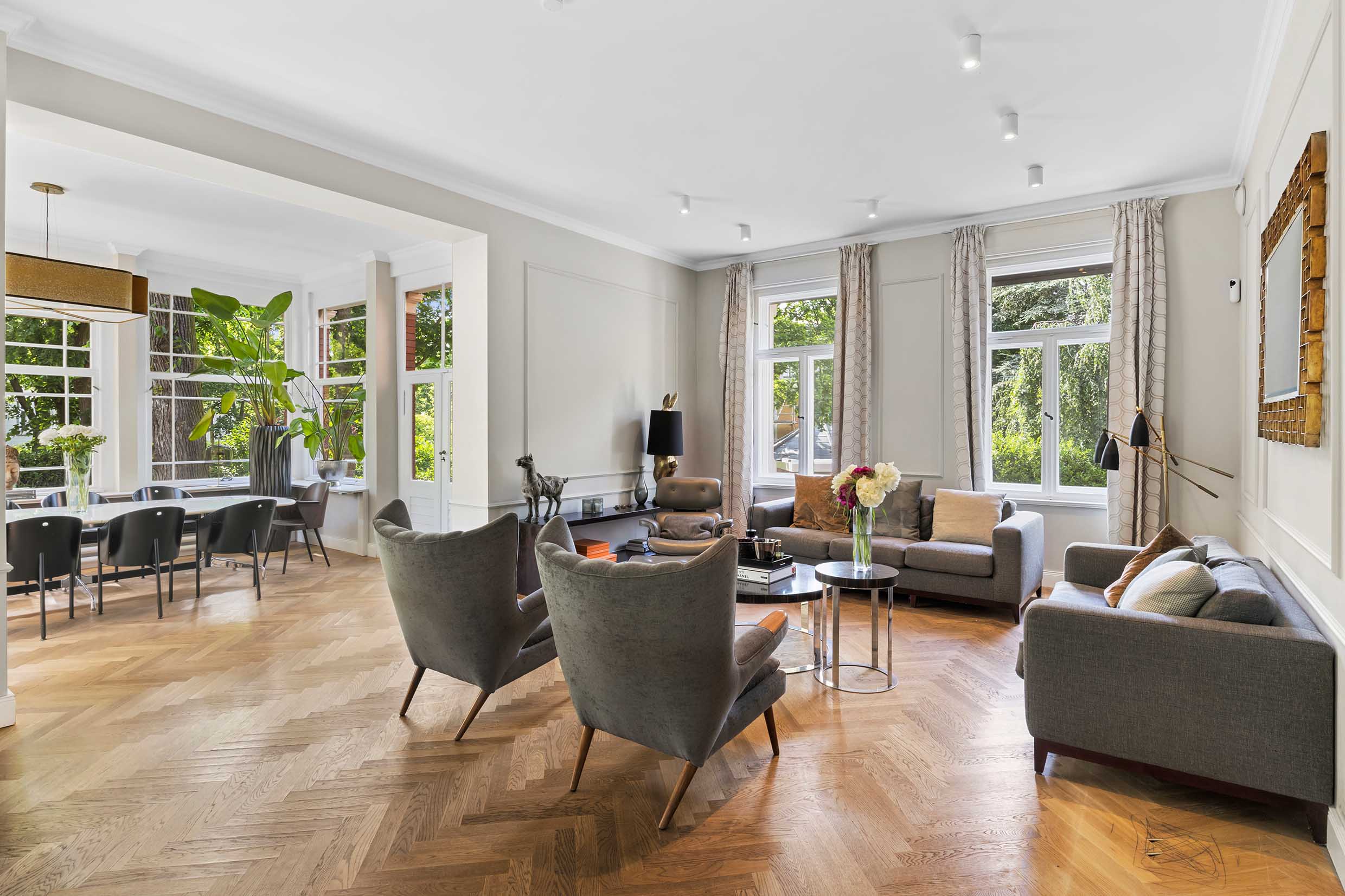 Traditionally Villa in Lichterfelde with beautiful garden and covered terrace space. state of the art chefs kitchen