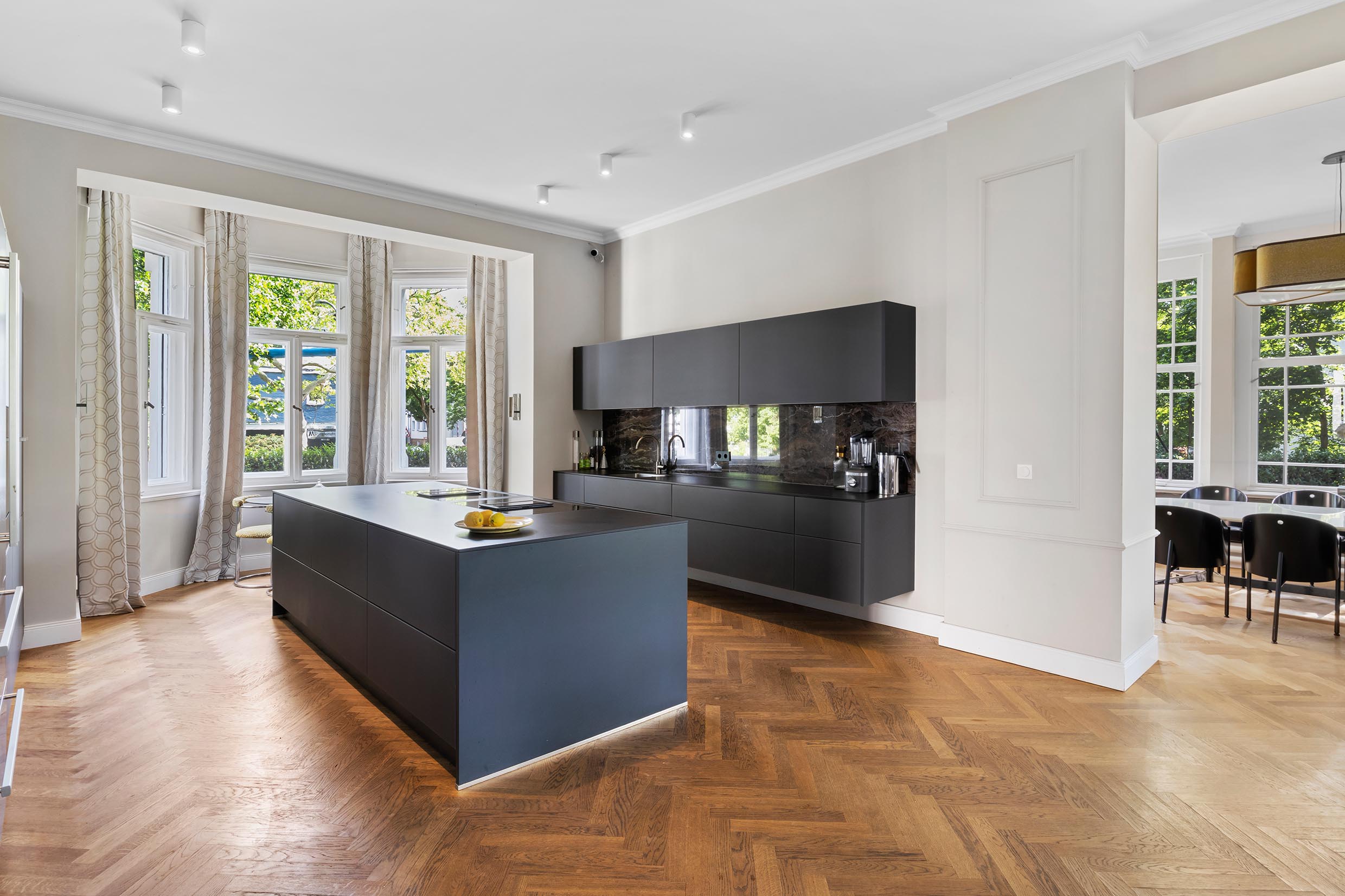 Traditionally Villa in Lichterfelde with beautiful garden and covered terrace space. state of the art chefs kitchen