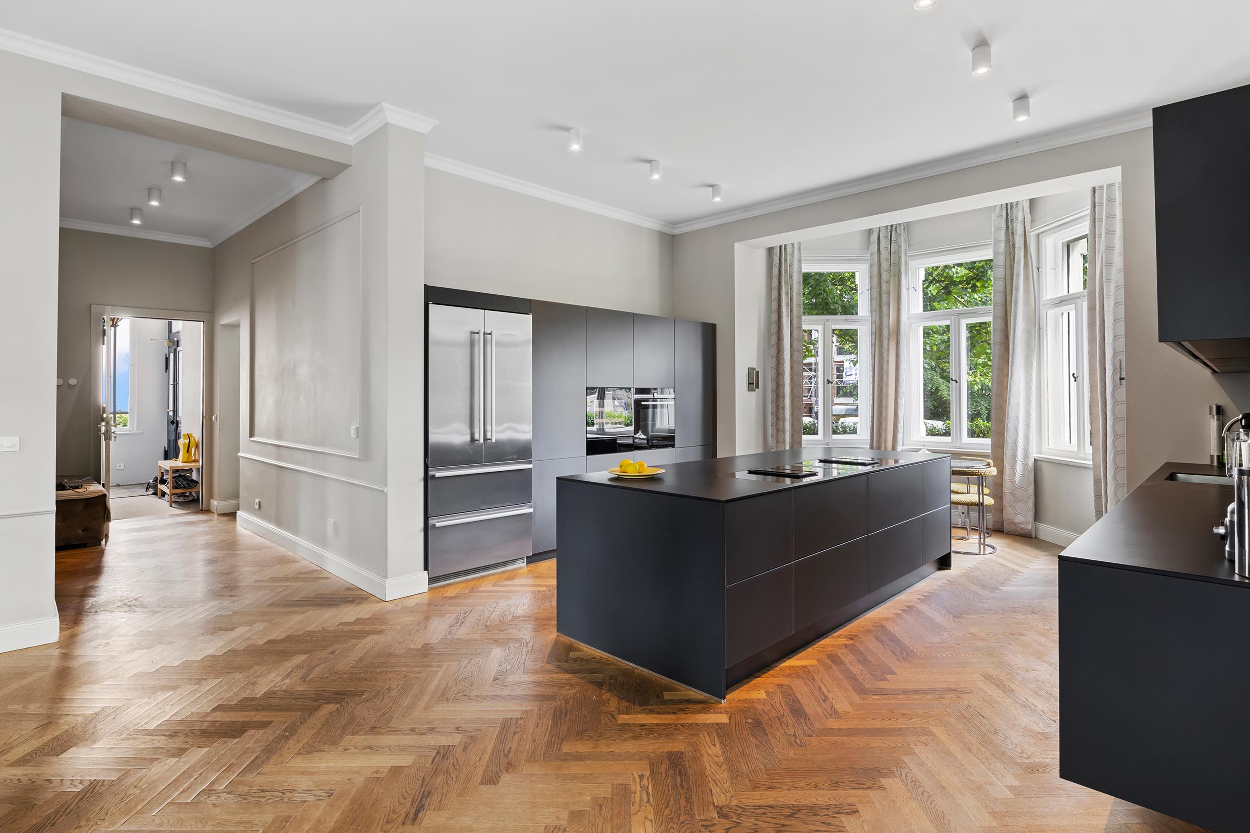 Traditionally Villa in Lichterfelde with beautiful garden and covered terrace space. state of the art chefs kitchen