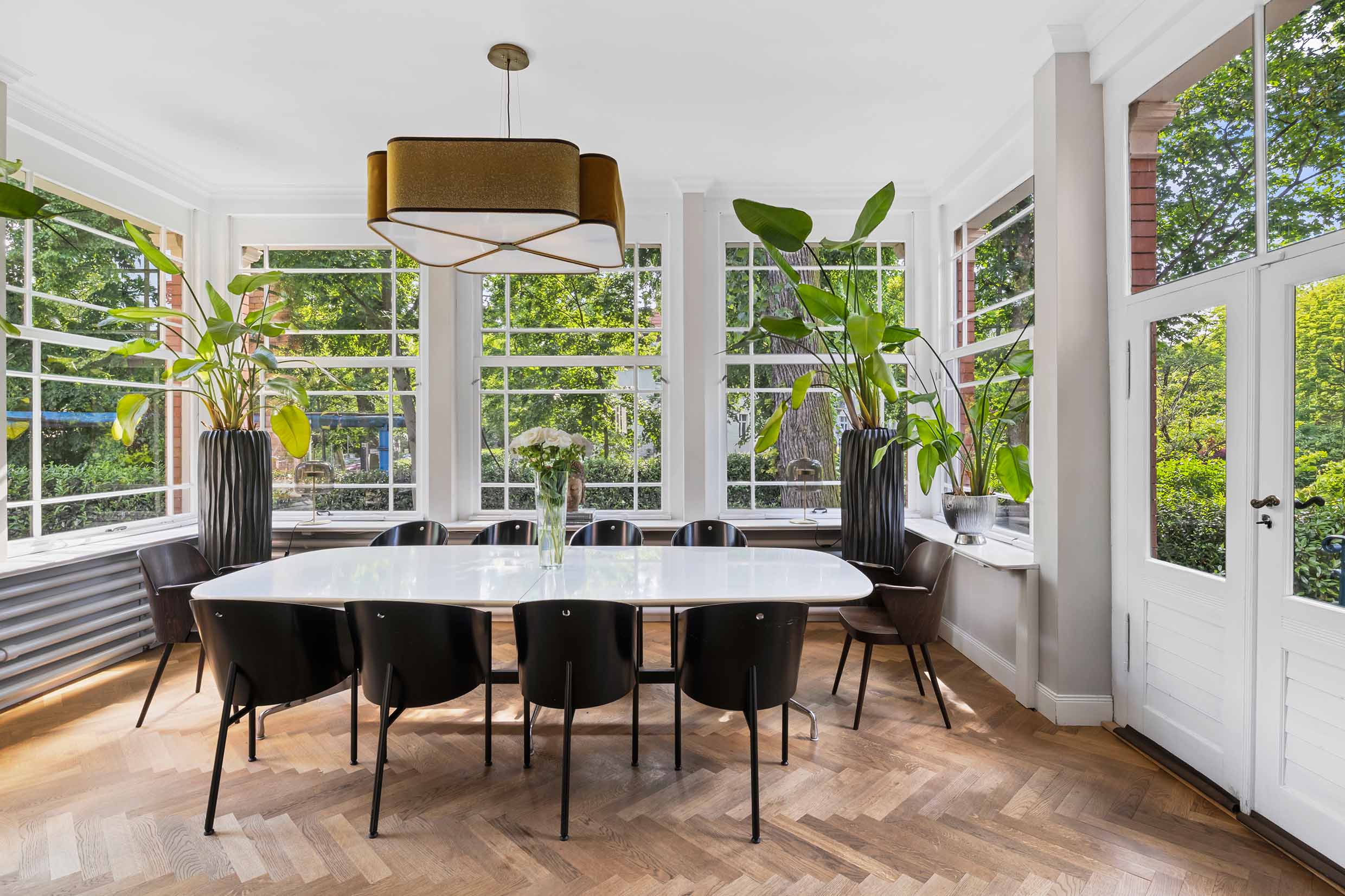 Traditionally Villa in Lichterfelde with beautiful garden and covered terrace space. state of the art chefs kitchen