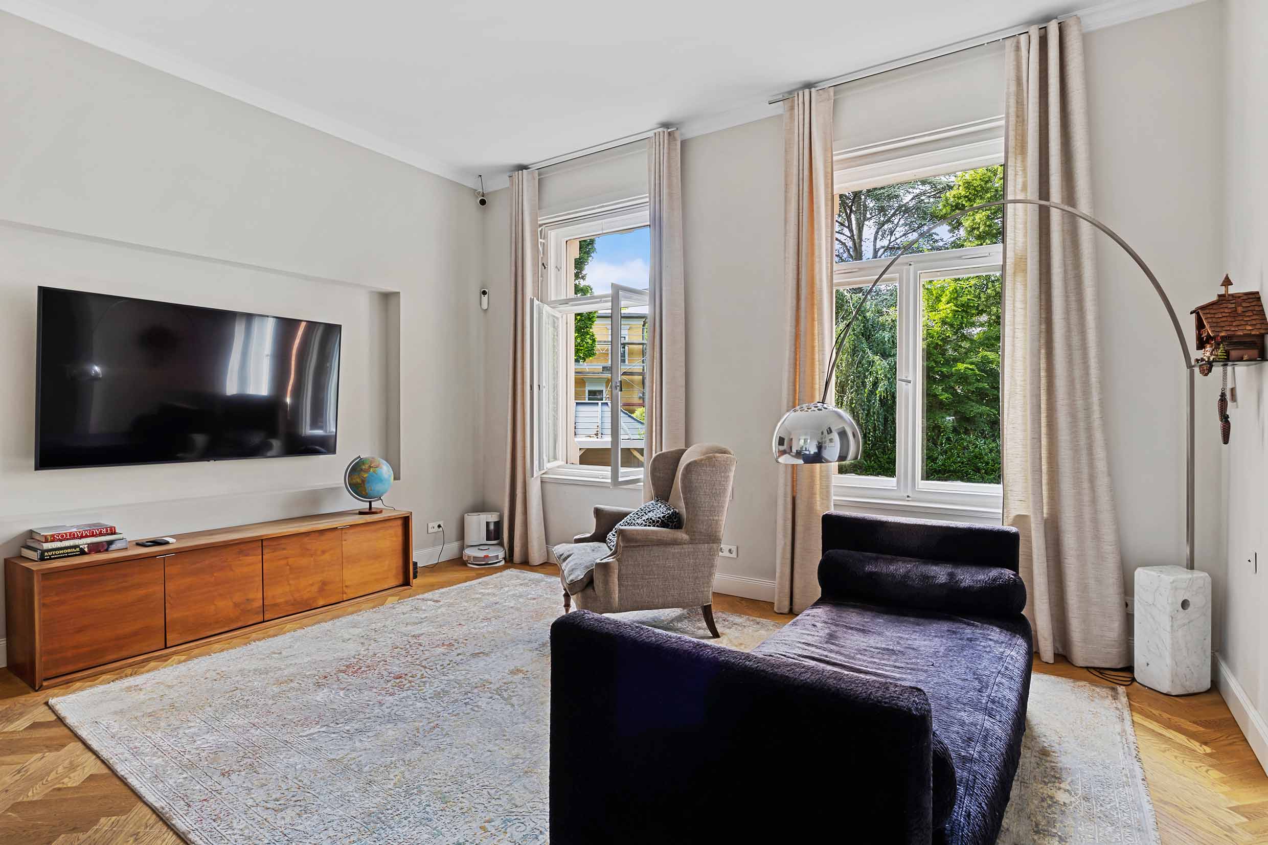 Traditionally Villa in Lichterfelde with beautiful garden and covered terrace space. state of the art chefs kitchen