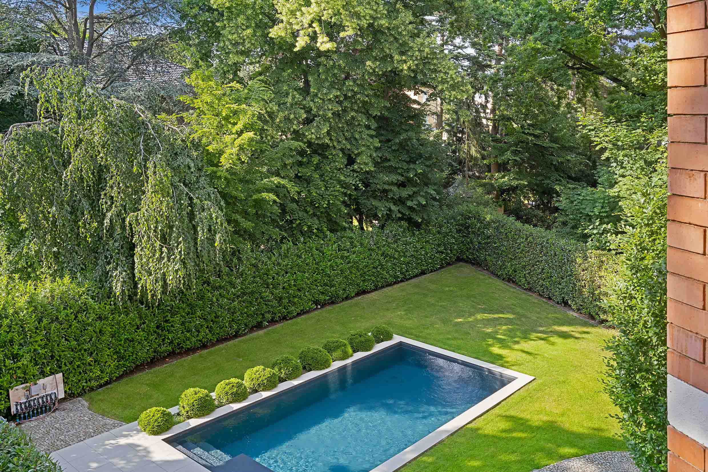 Traditionally Villa in Lichterfelde with beautiful garden and covered terrace space. state of the art chefs kitchen
