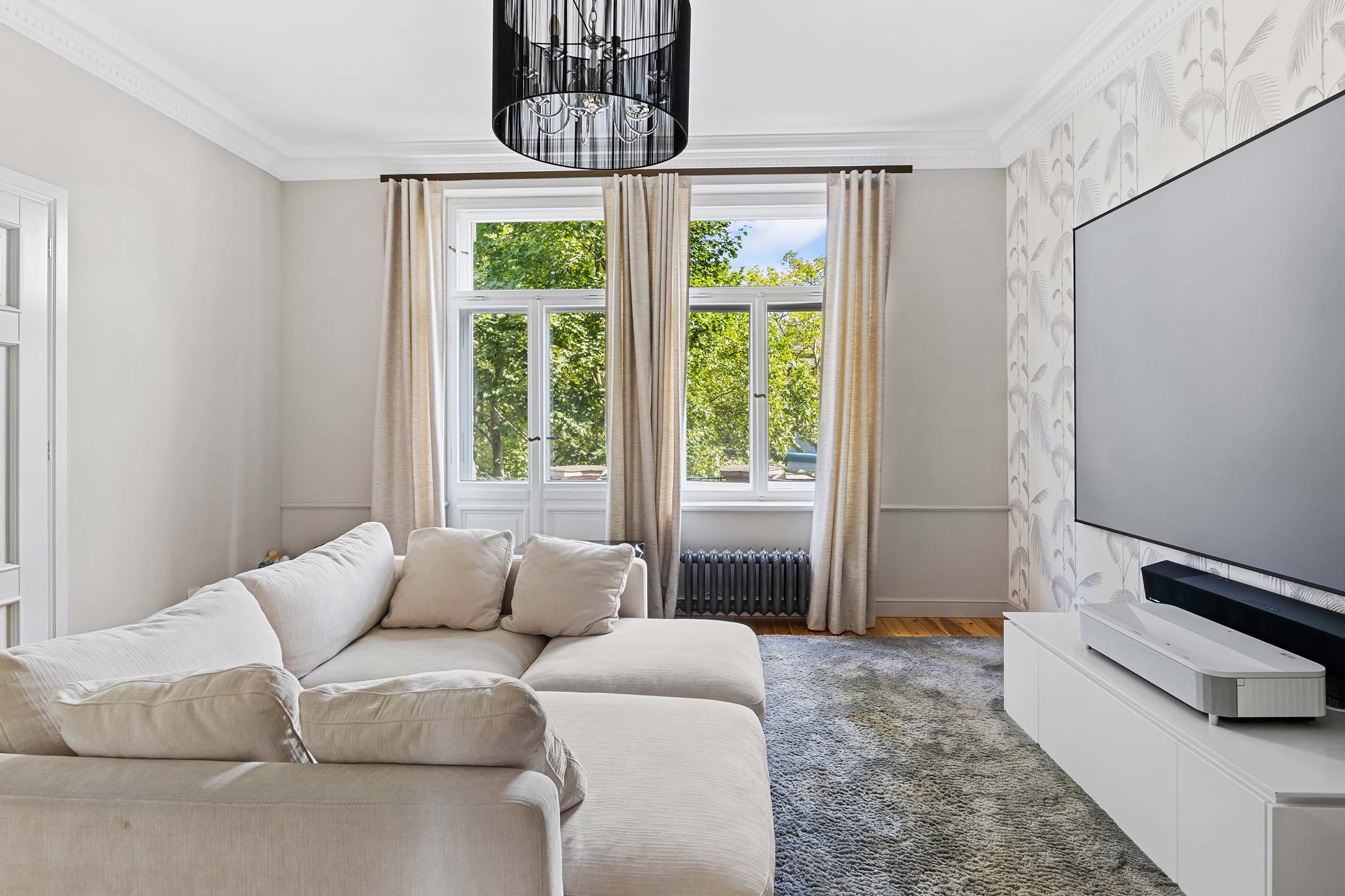 Traditionally Villa in Lichterfelde with beautiful garden and covered terrace space. state of the art chefs kitchen