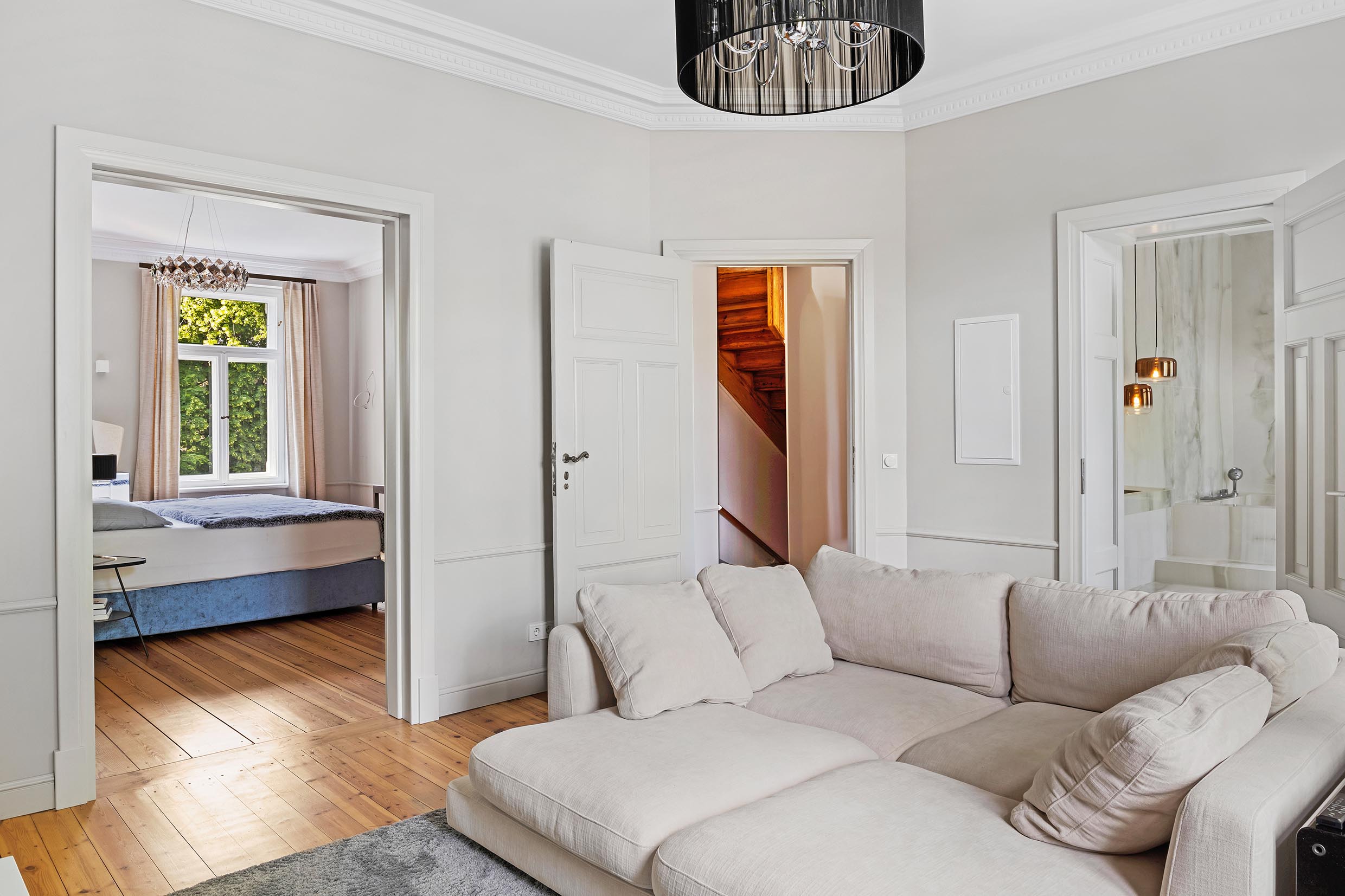 Traditionally Villa in Lichterfelde with beautiful garden and covered terrace space. state of the art chefs kitchen