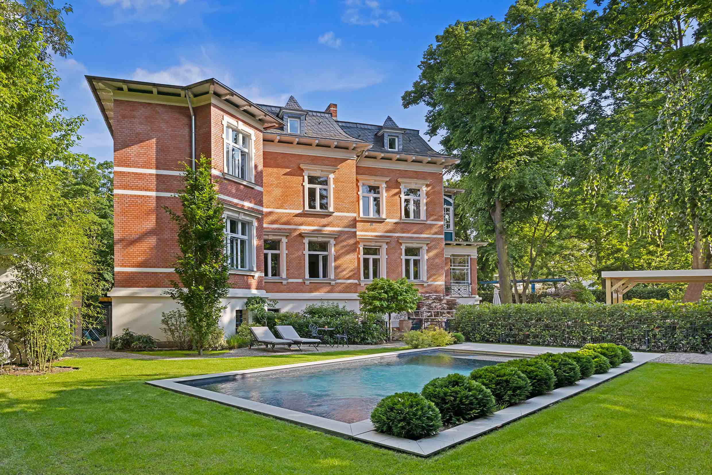 Traditionally Villa in Lichterfelde with beautiful garden and covered terrace space. state of the art chefs kitchen