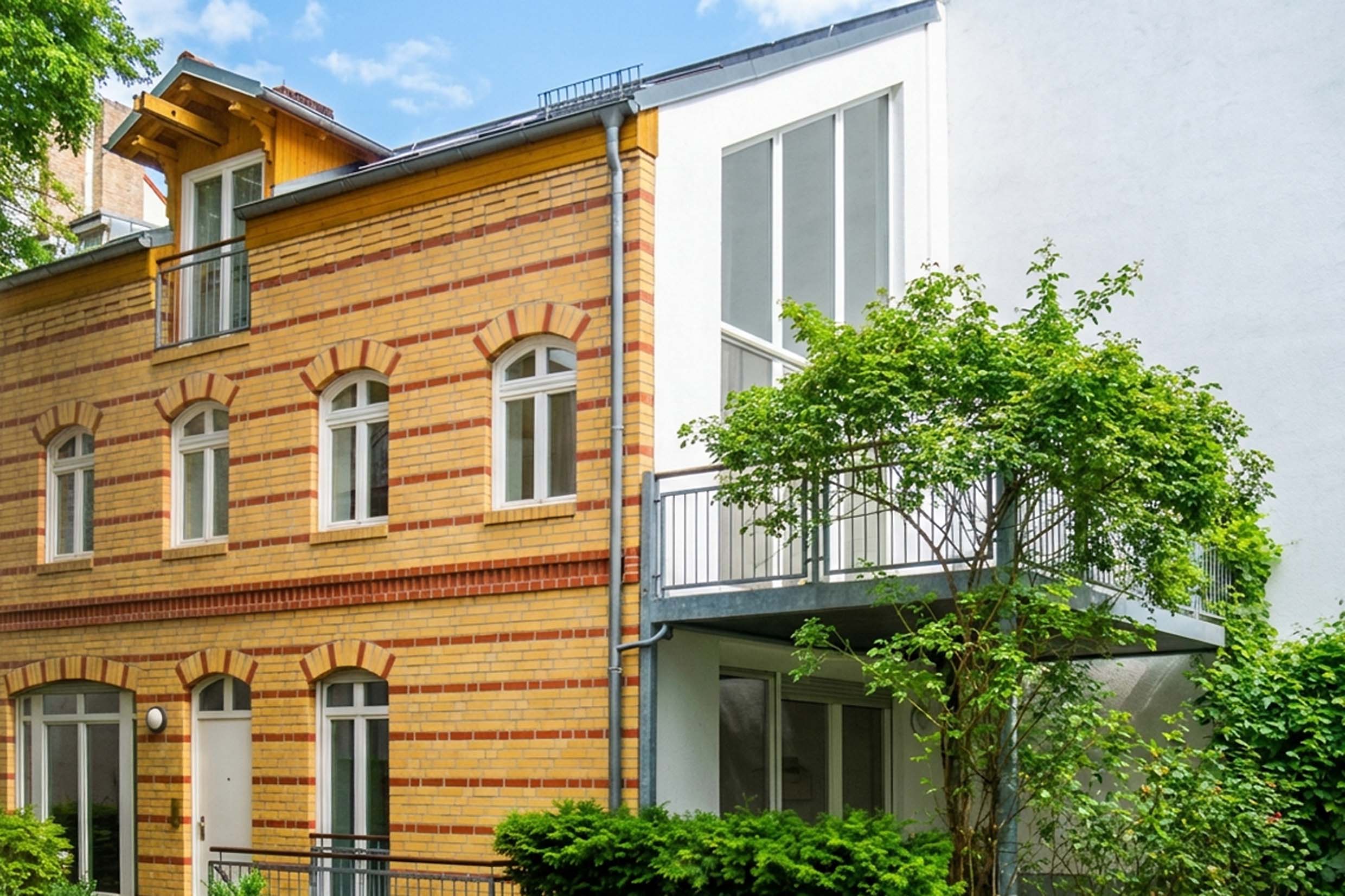 Remise townhouse style apartment in Berlin Mitte with open gallery living