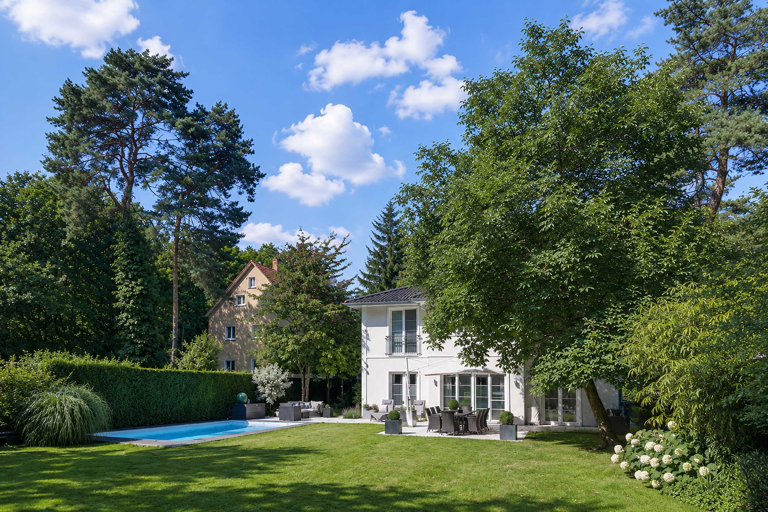 Family Villa With Pool in sought-after Musician quarter in Kleinmachnow. Fully equipped with A7C, fireplace, sauna and more