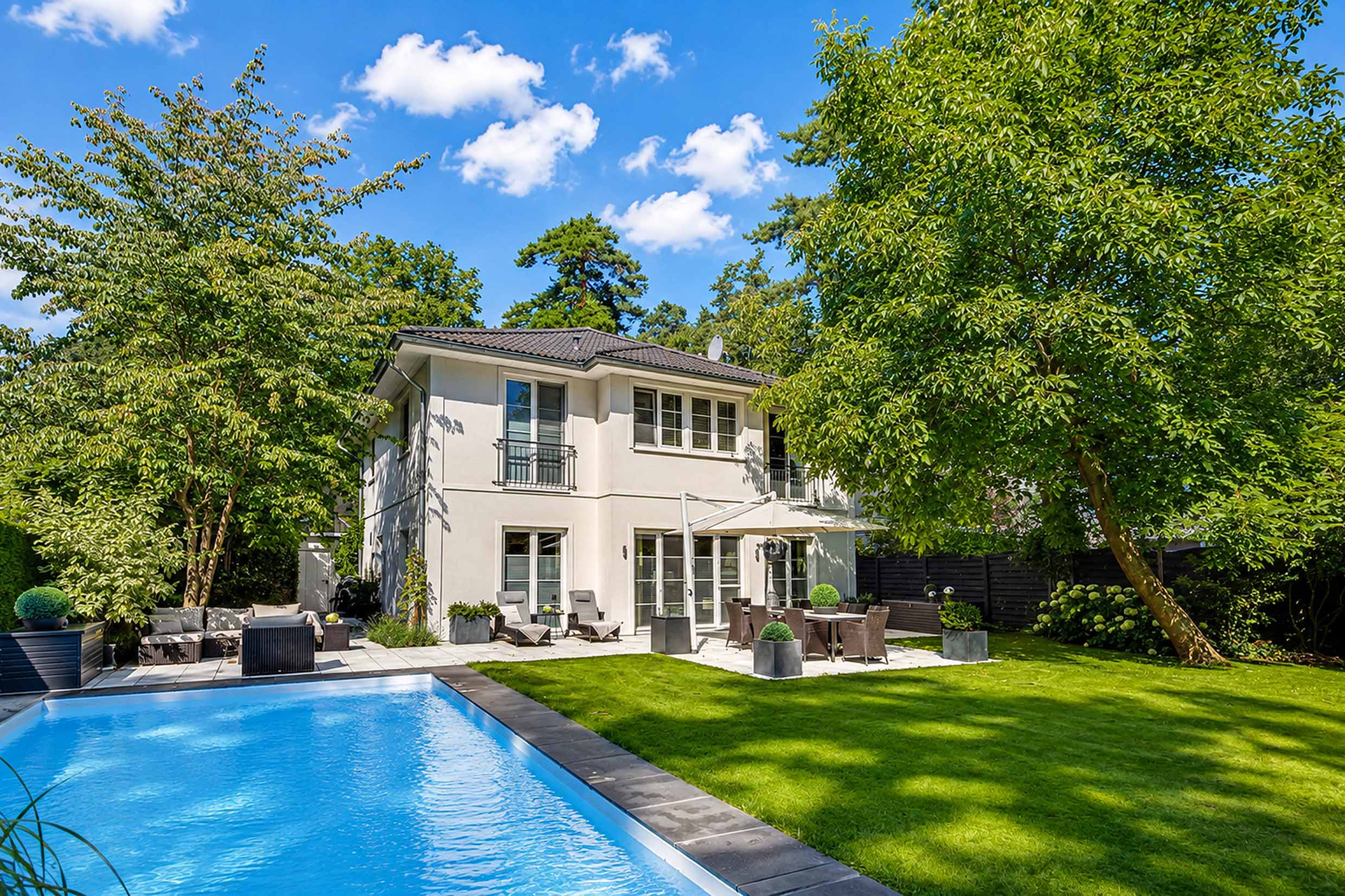 Family Villa With Pool in sought-after Musician quarter in Kleinmachnow. Fully equipped with A7C, fireplace, sauna and more