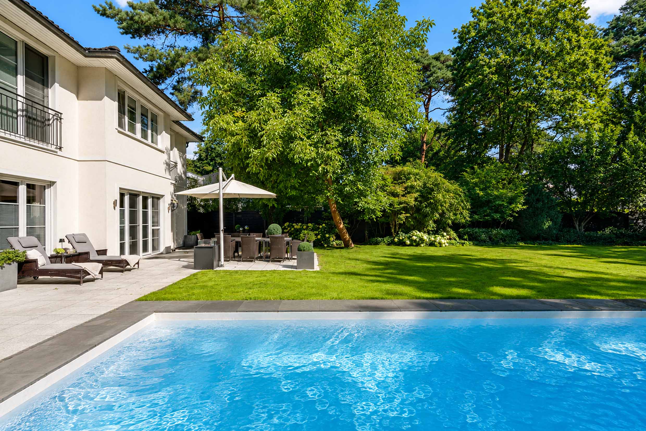 Family Villa With Pool in sought-after Musician quarter in Kleinmachnow. Fully equipped with A7C, fireplace, sauna and more