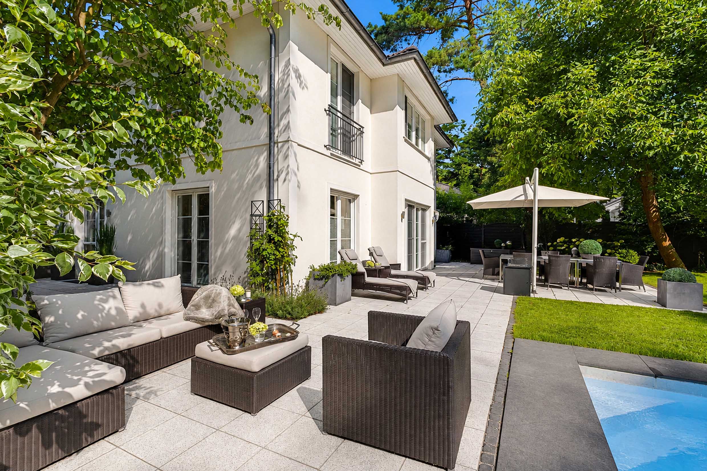 Family Villa With Pool in sought-after Musician quarter in Kleinmachnow. Fully equipped with A7C, fireplace, sauna and more