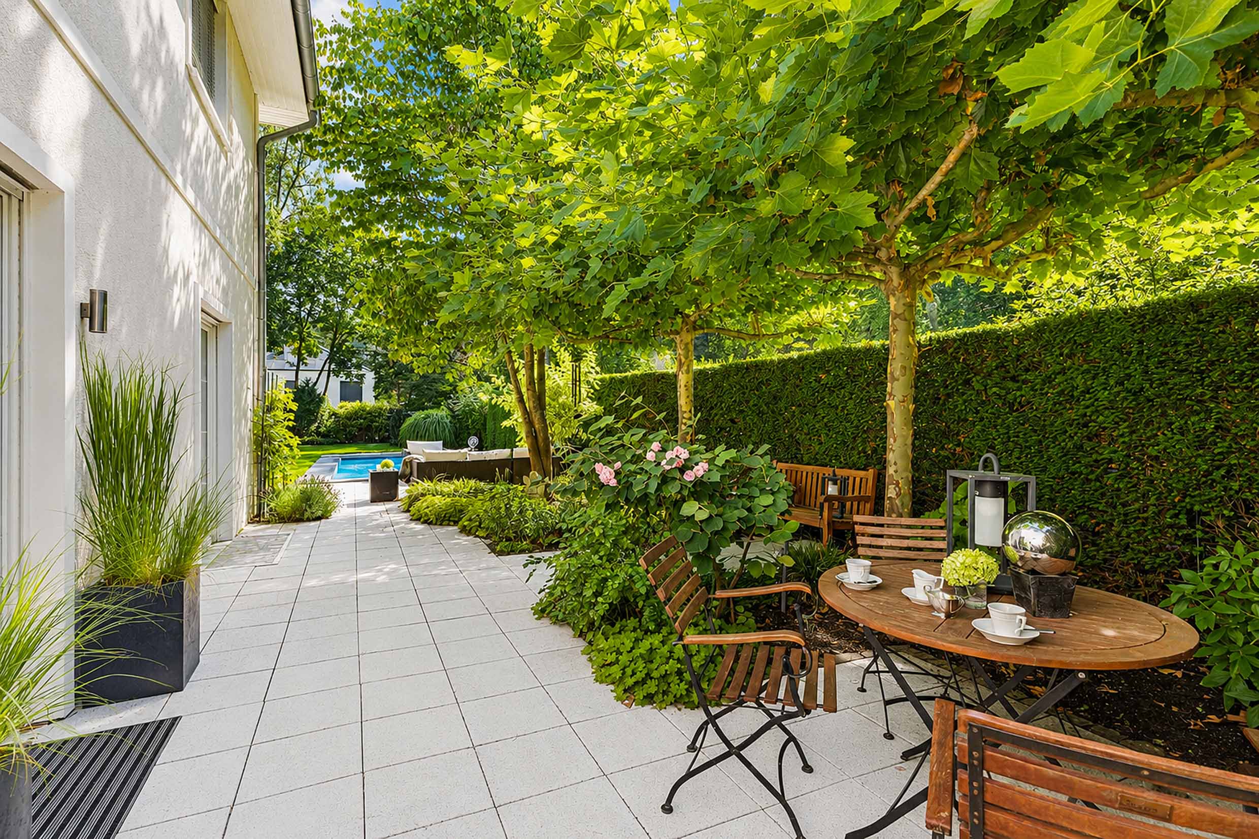 Family Villa With Pool in sought-after Musician quarter in Kleinmachnow. Fully equipped with A7C, fireplace, sauna and more