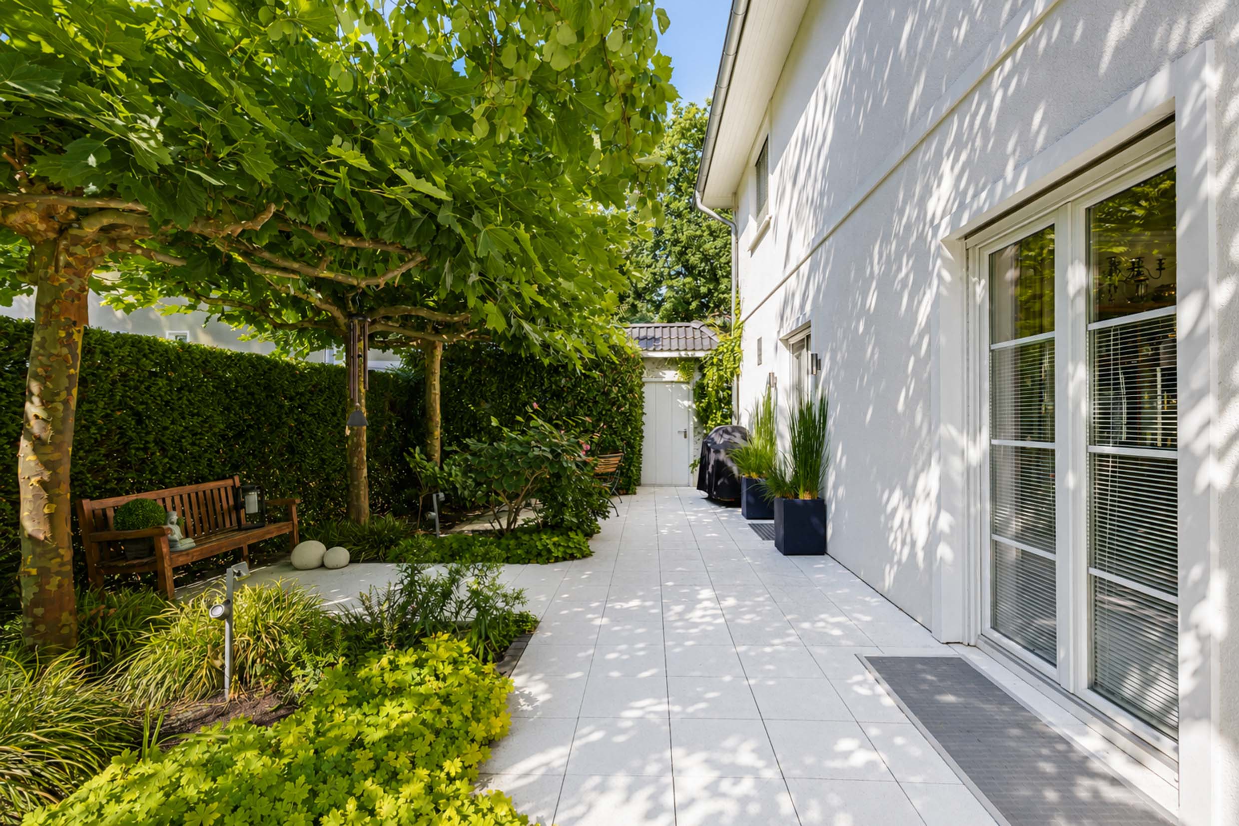 Family Villa With Pool in sought-after Musician quarter in Kleinmachnow. Fully equipped with A7C, fireplace, sauna and more