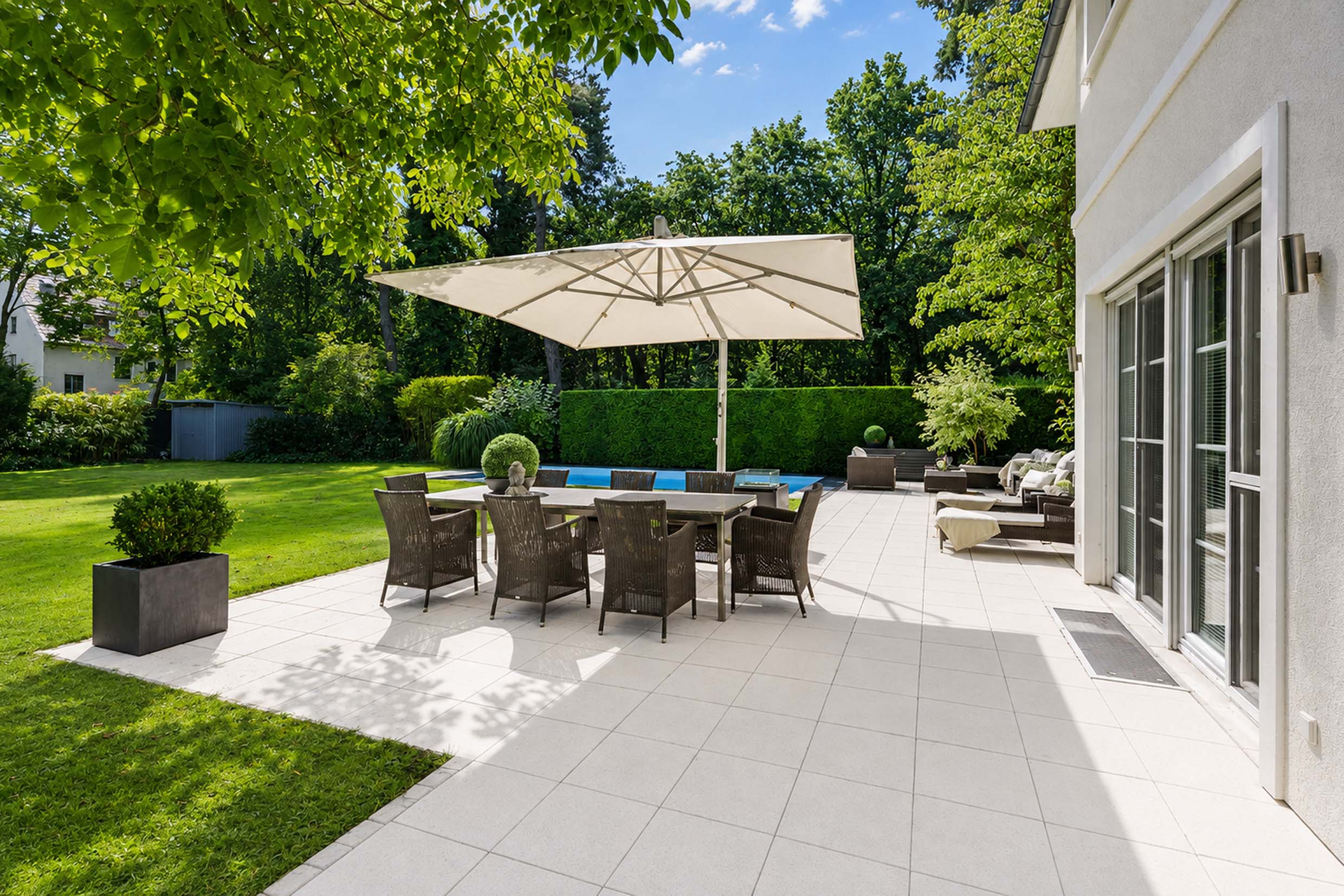 Family Villa With Pool in sought-after Musician quarter in Kleinmachnow. Fully equipped with A7C, fireplace, sauna and more