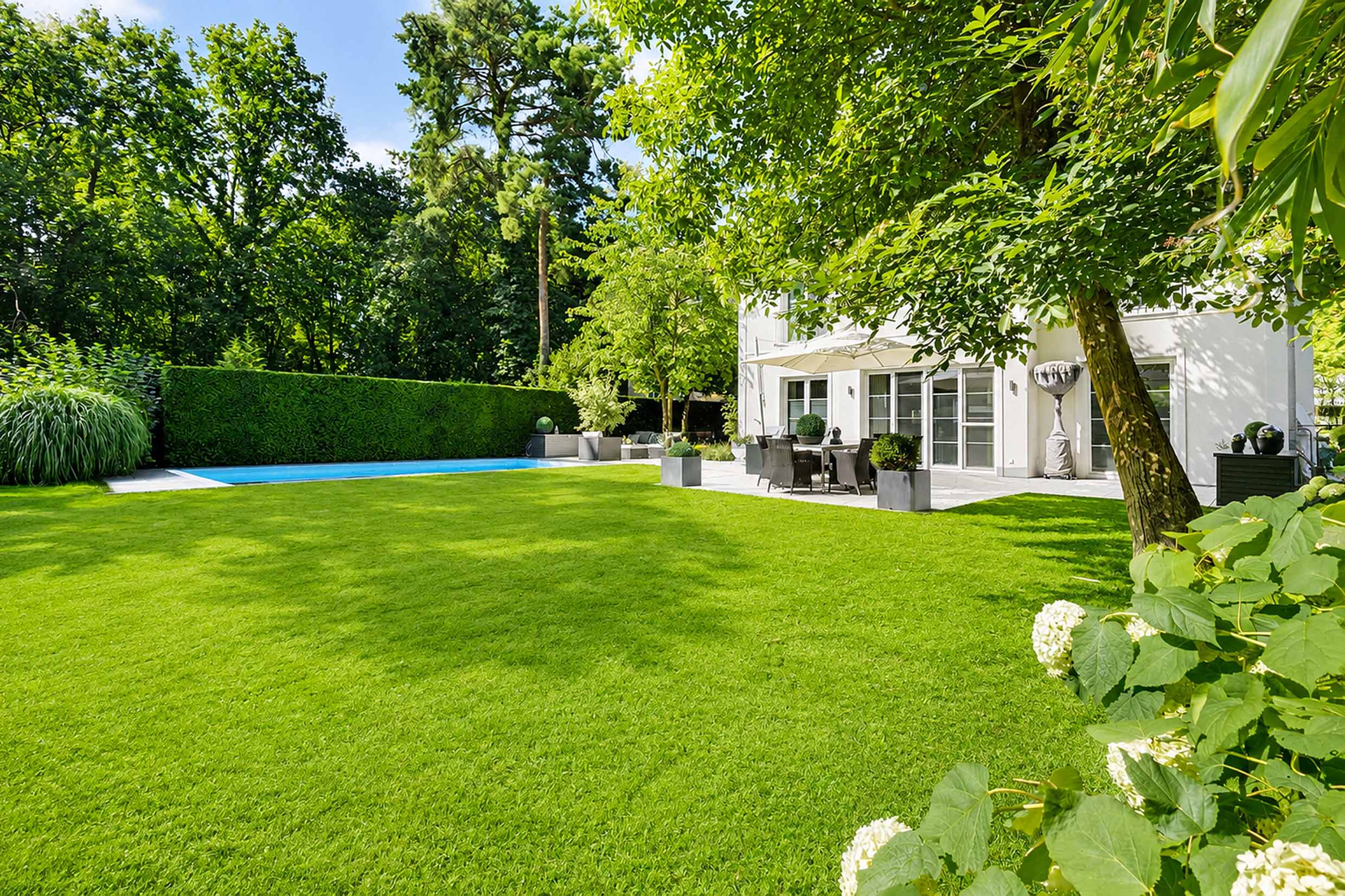 Family Villa With Pool in sought-after Musician quarter in Kleinmachnow. Fully equipped with A7C, fireplace, sauna and more