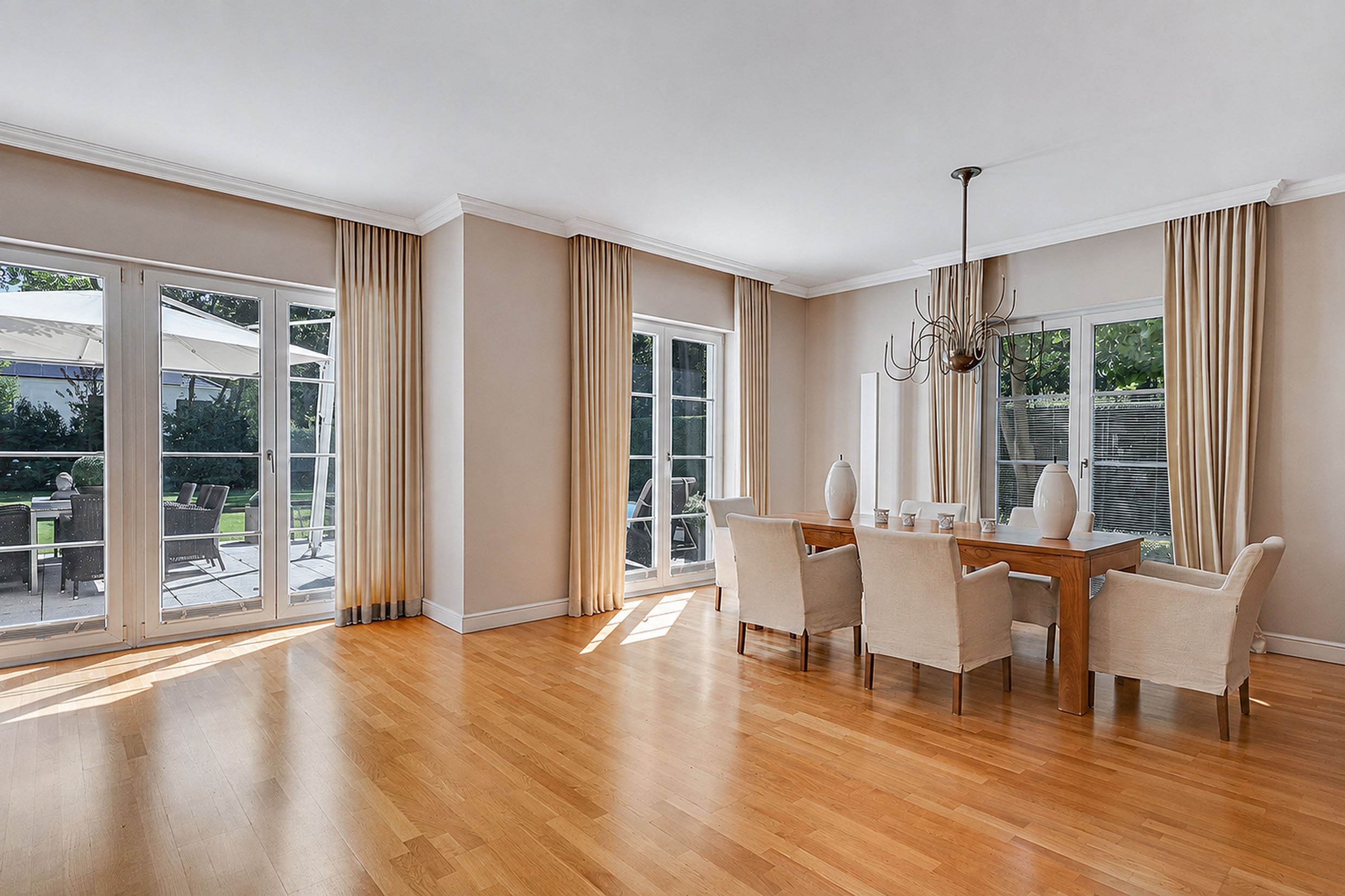 Family Villa With Pool in sought-after Musician quarter in Kleinmachnow. Fully equipped with A7C, fireplace, sauna and more