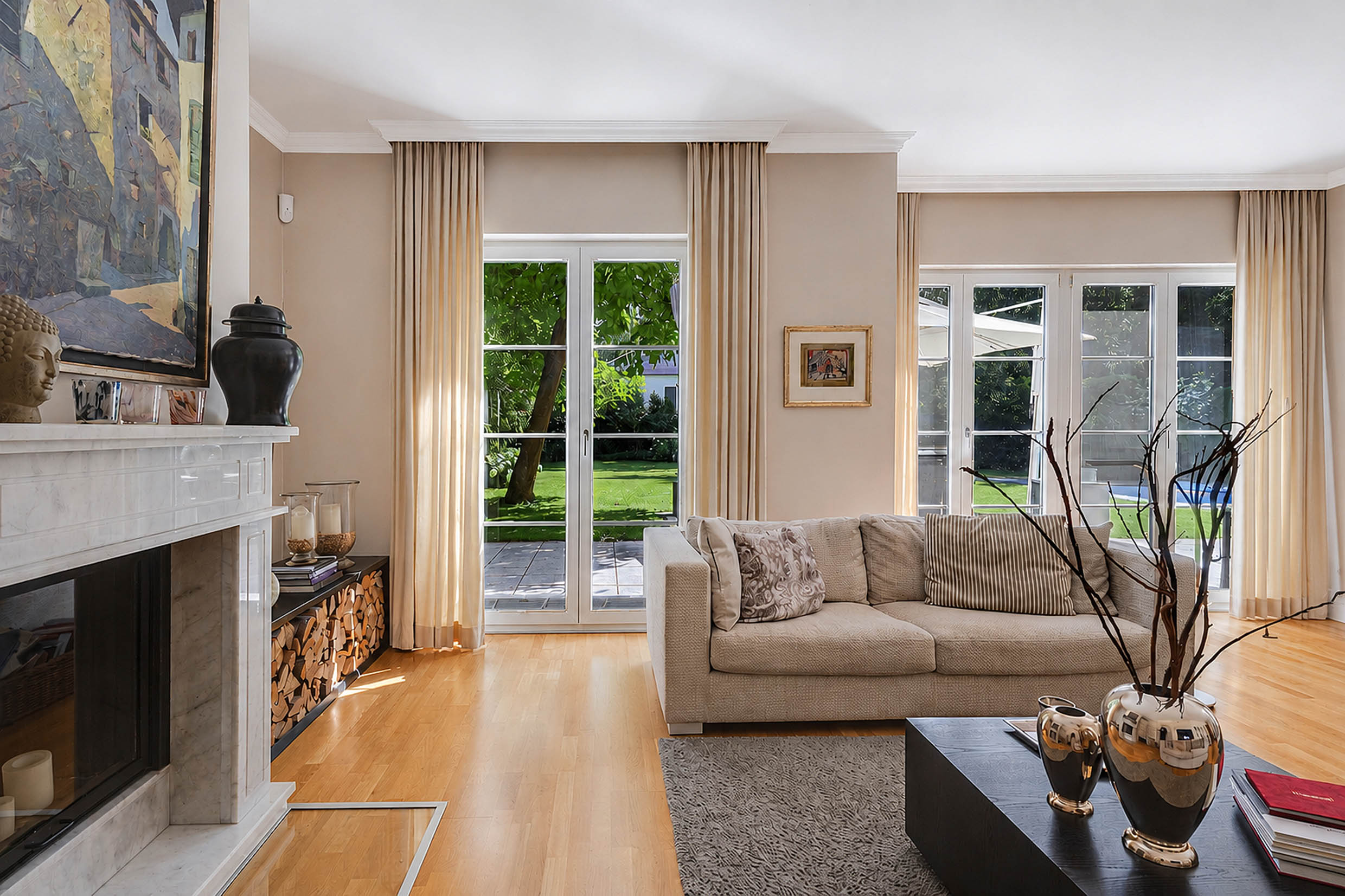 Family Villa With Pool in sought-after Musician quarter in Kleinmachnow. Fully equipped with A7C, fireplace, sauna and more