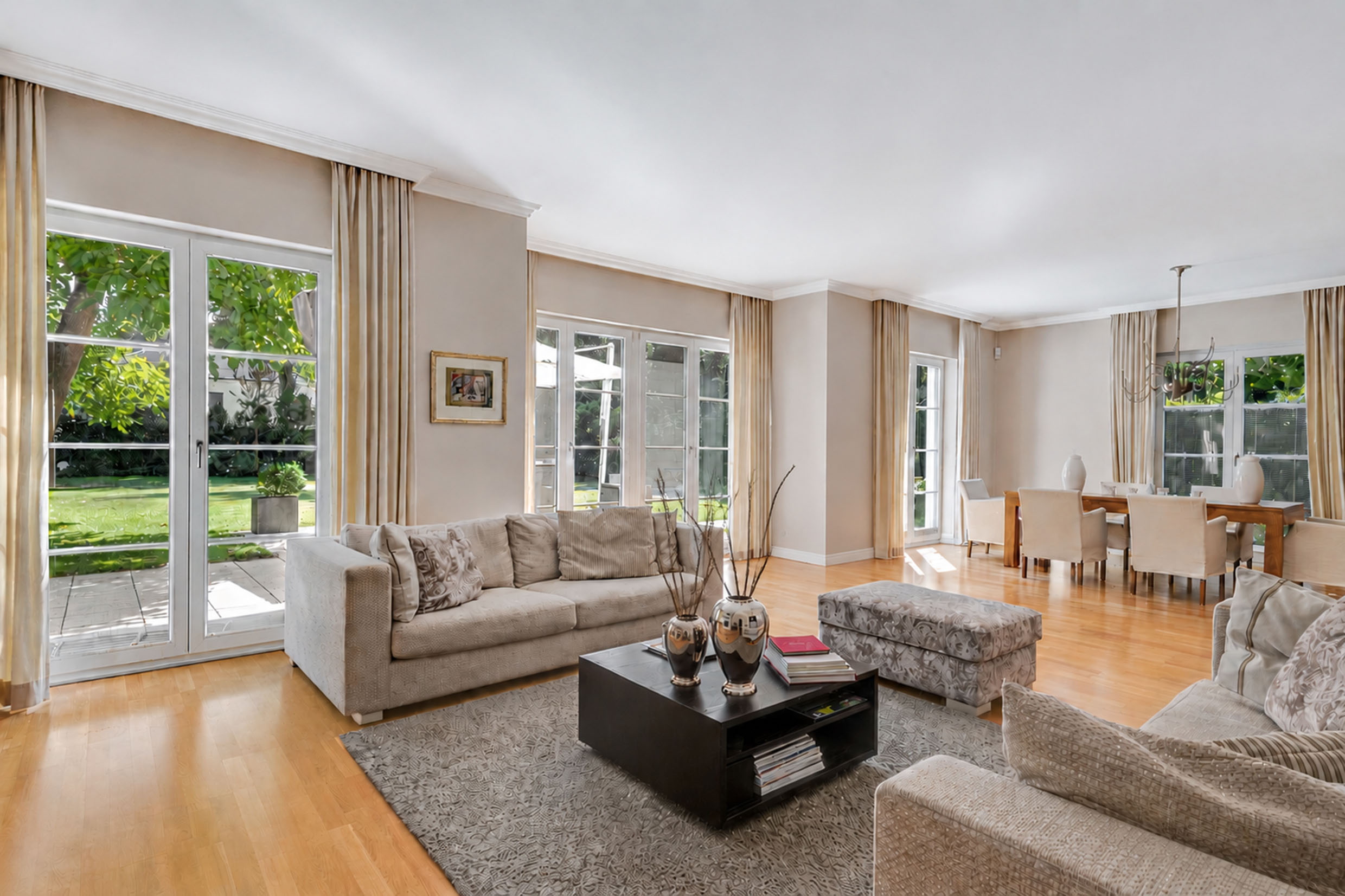Family Villa With Pool in sought-after Musician quarter in Kleinmachnow. Fully equipped with A7C, fireplace, sauna and more