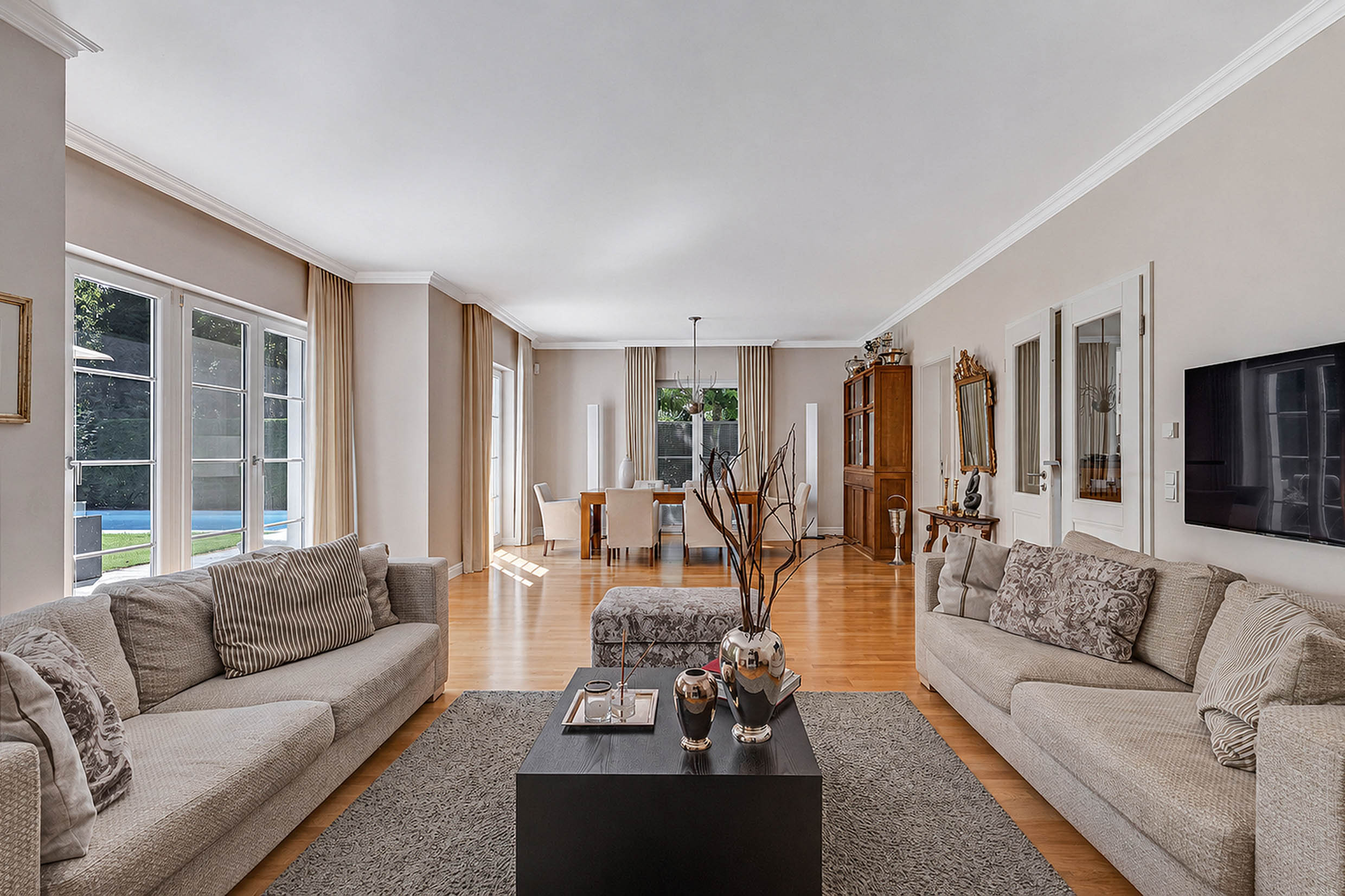 Family Villa With Pool in sought-after Musician quarter in Kleinmachnow. Fully equipped with A7C, fireplace, sauna and more